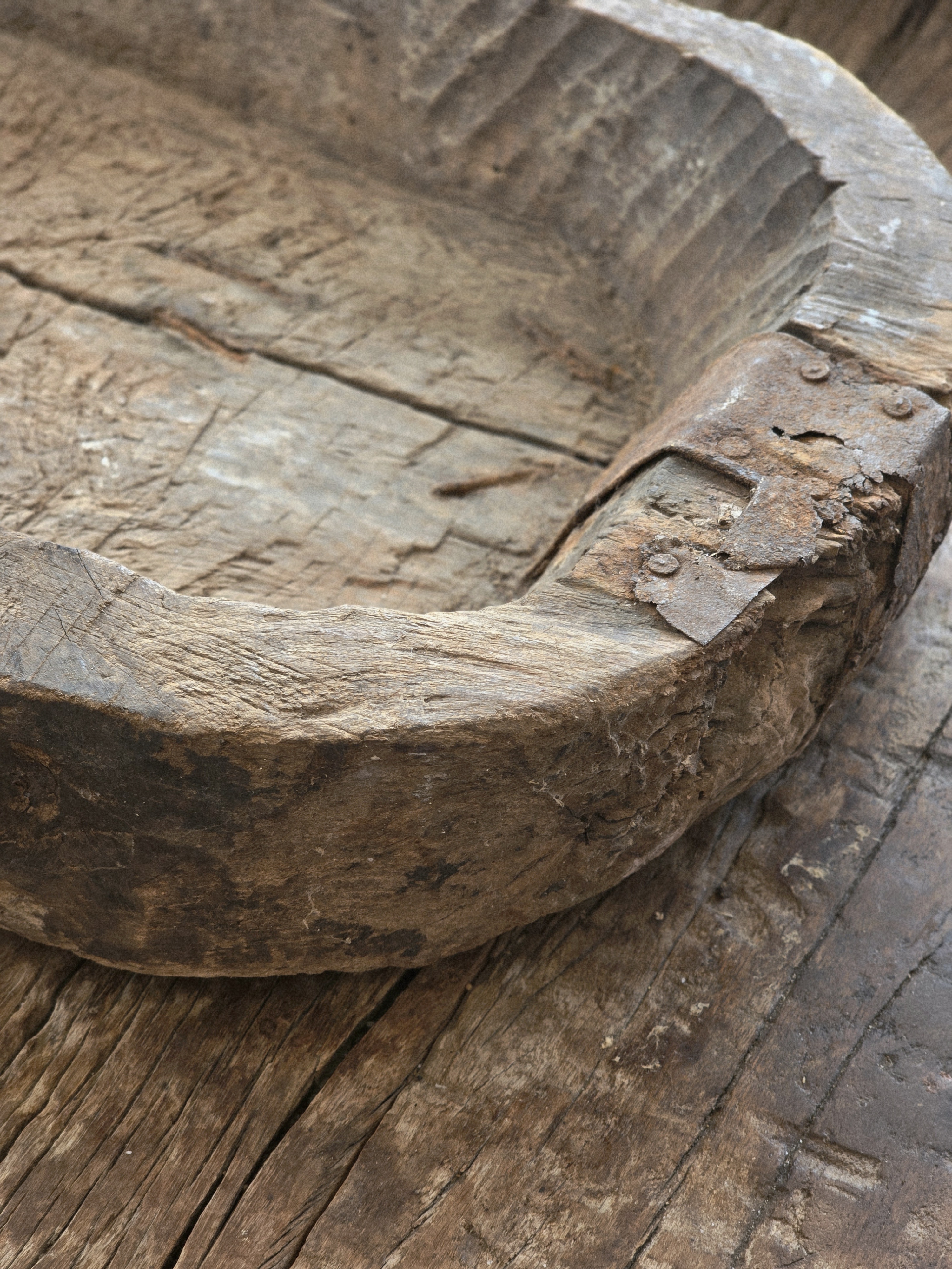 Authentieke Houten Trog met IJzerbeslag Roest