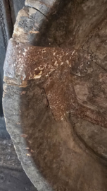 Oude Doorleefde Houten Schaal met IJzeren Details linker