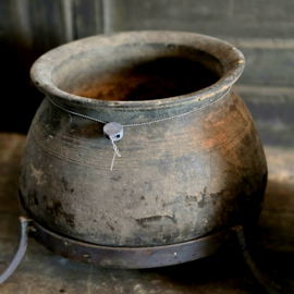 Oud Stenen Kruik op Statief Hoffz links