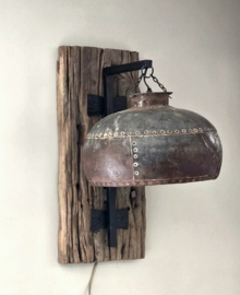 IJzeren Kruiklamp op Houten Doorleefde Plank