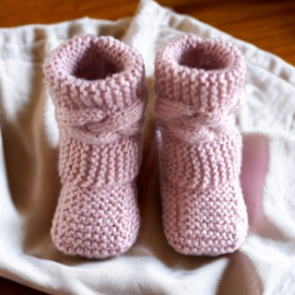 Gebreide baby booties licht oudroze