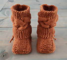 Gebreide baby booties brique