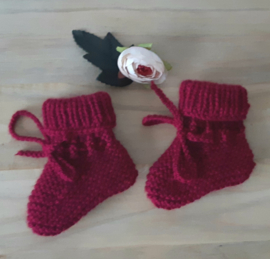 Gebreide baby slofjes bordeau rood