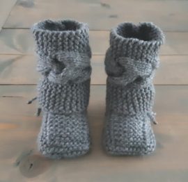 Gebreide baby booties donker grijs