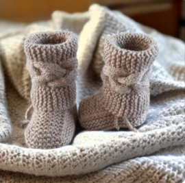 Baby booties taupe kabel patroon