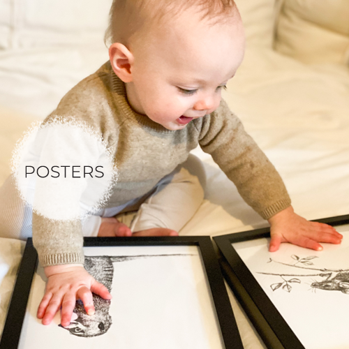 Baby met twee zwart-wit posters