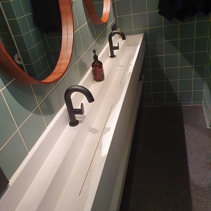 Plaatsen wastafelkranen hansbouwt