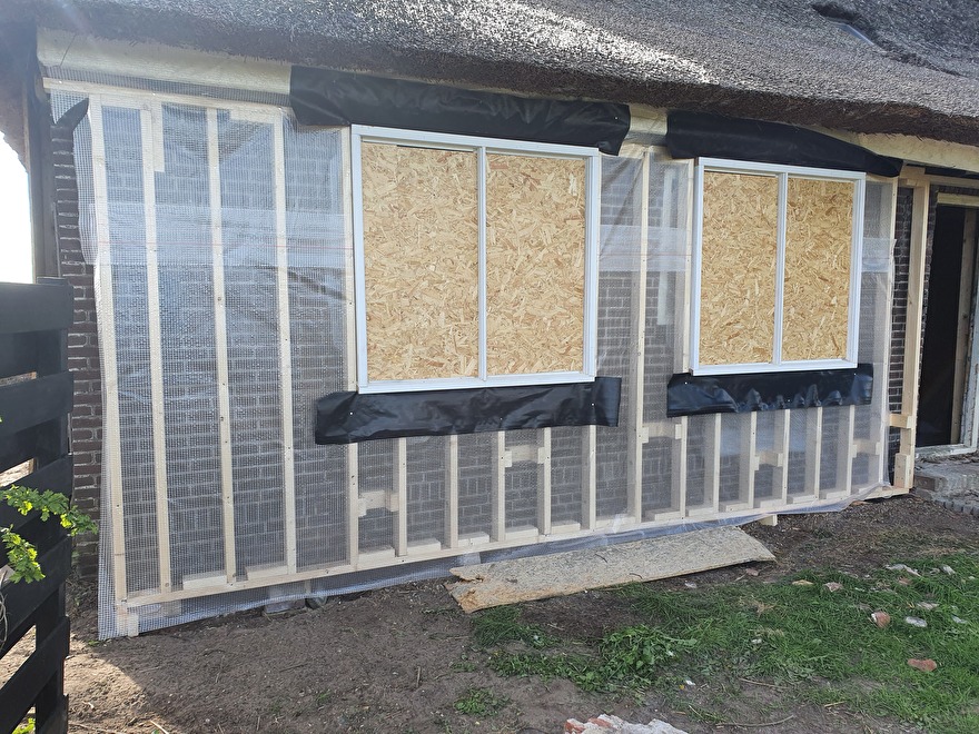 plaatsen nieuwe kozijnen en muurisolatie buitenmuur hansbouwt