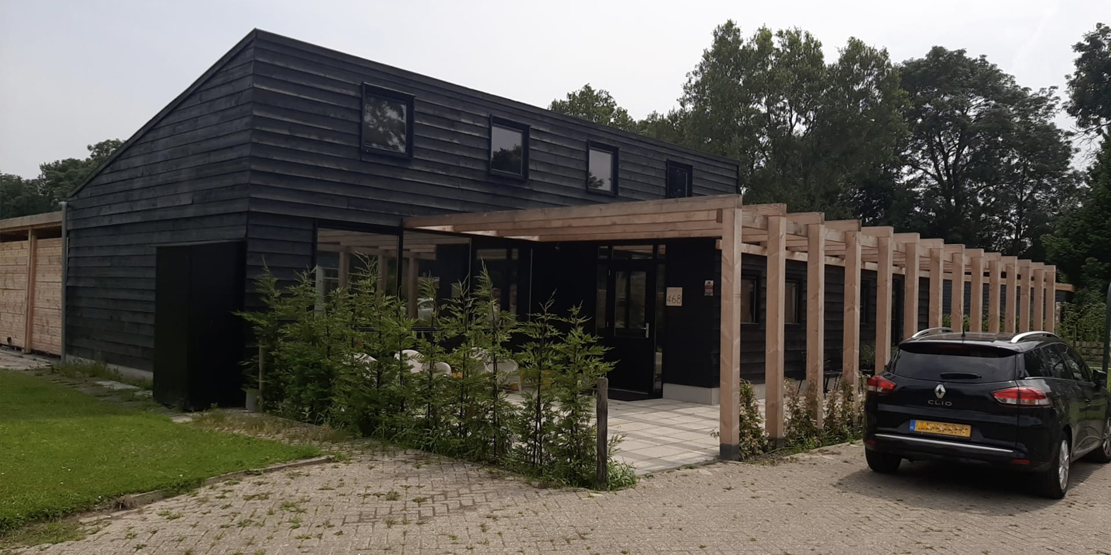 hans bouwt pergola na