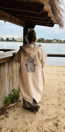 Joggingstof  vest crème met Fatima hand.