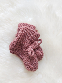 Knitted baby booties/slofjes terracotta pink