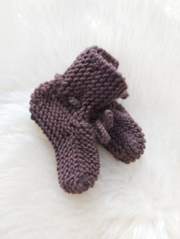Knitted baby booties/slofjes chocoladebruin
