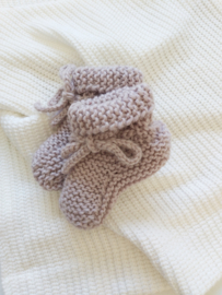Knitted baby booties/slofjes oudroze