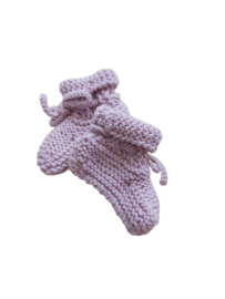 Knitted baby booties/slofjes lila