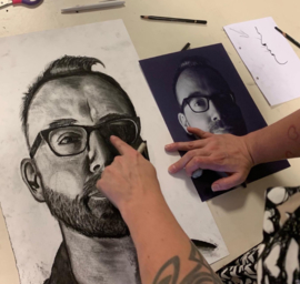 Workshop portret in potlood, grafiet en houtskool