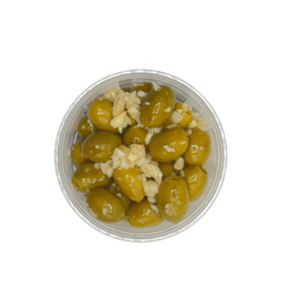Groene olijven met verse stukjes knoflook