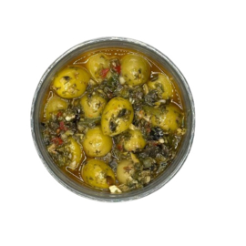 Groene olijven met paprika, kruiden en knoflook