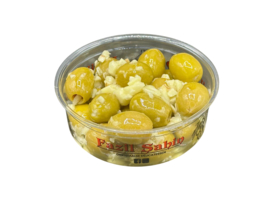 Groene olijven met verse stukjes knoflook