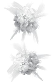 Bloem op speld met veertjes wit
