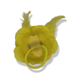 Bloemen op speld en elastiek geel