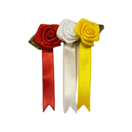 Speld 3 x roosjes met lint rood, wit & geel