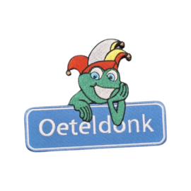 Oetel met straatnaambord
