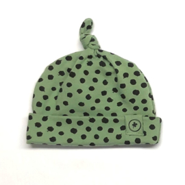 geknoopt babymutsje old green dots