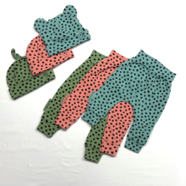 geknoopt babymutsje old green dots