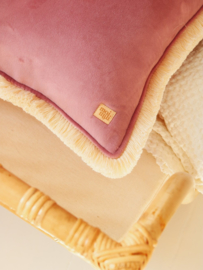 Zacht fluwelen kussen ' Dirty Pink' met franjes