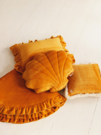 Soft Velvet sierkussen schelp, 'Mustard' -MoiMili