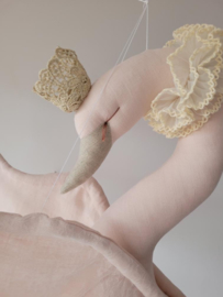 Linen & Lace swan, Powder Pink