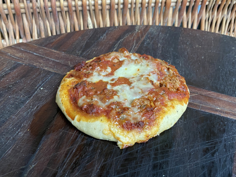 Pizza klein met tomaten saus, mediterane stijl met gekruid gehakt en kaas belegd