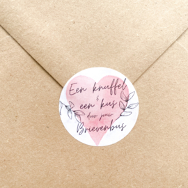 Sticker "Een knuffel & een kus door jouw brievenbus"