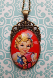 Opgepimpt Ketting Vintage Meisje met Pop