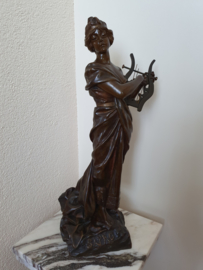 Bronzen dame met harp Sapho
