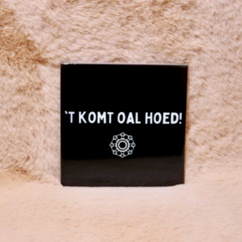 73. "T Komt Oal Hoed'' Zwart/Wit