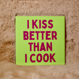 63. ''I Kiss Better Than I Cook'' Groen/Fuchia