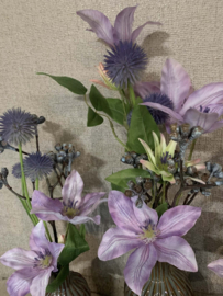 Vaasje met paarse clematis en blauwe distel