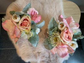 Tafelstukje met roze, witte, grijze tinten in glazen potje