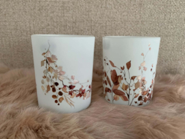 Witte glazen theelichten met bladtekening