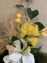 Creme vaasje met ruwe beige onderkant met geel/beige/groene tinten