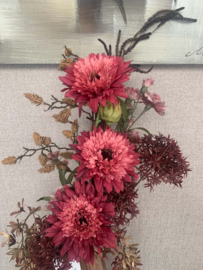 Roze vaas met bruine strepen gevuld met roze, aubergine, bruine en gouden tinten