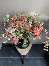 Zwarte metalen vaas met handvat koraal, groen, wit en zalme tinten