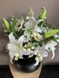 Zwarte metalen vaas met handvat witte en groene tinten