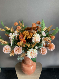 Hippe oranje metalen vaas met oranje/zalm/groen boeket