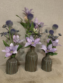 Vaasje met paarse clematis en blauwe distel