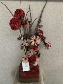 Bordeaux vaas met bruin met scabiosa, chrysant, clematis, eucalyptus en gras