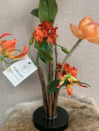 Bronzen buisjes op zwarte voet met oranje/groene tinten