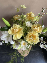 Witte metalen vaas met gouden rand geel/ witte/ groene tinten