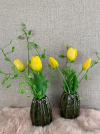 Donkergroen cactusvaasje met gele tulpen en groen